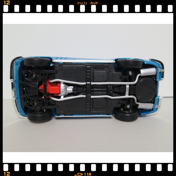 1:18~Maisto~1965~C2~Corvette~Stingray~Diecast~ - Picture 6 of 8